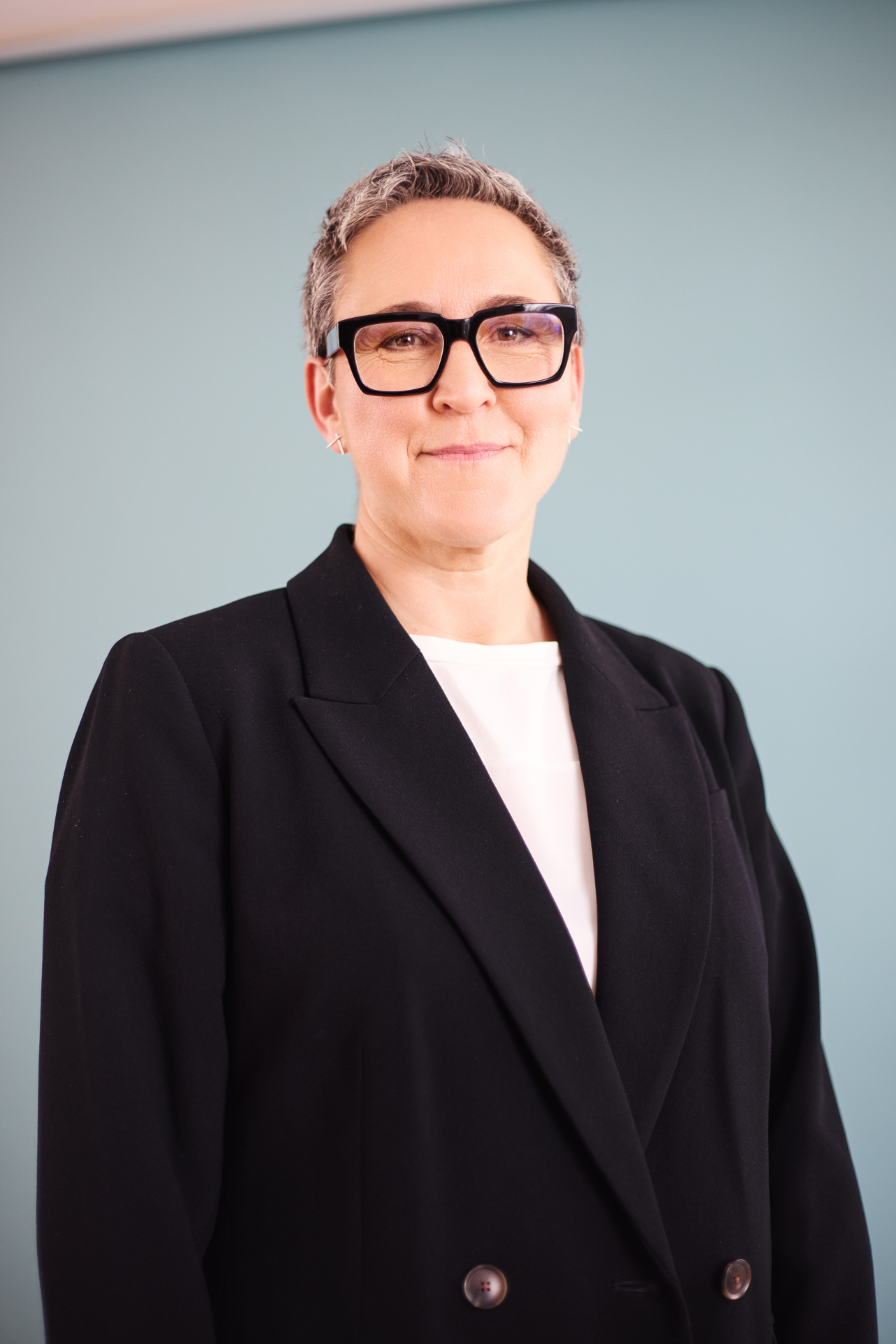 Porträt von Julia Fernández-Pola mit freundlichem Lächeln.